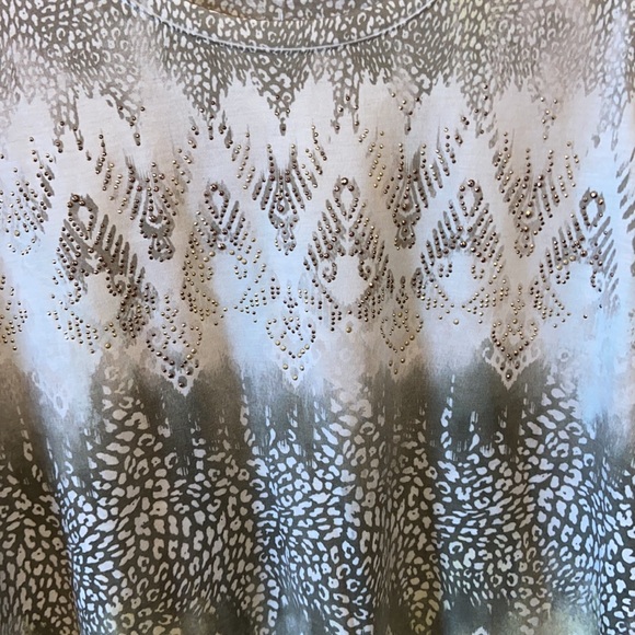 👚Chico’s Zenergy Embellished 3/4 Sleeve Top - Picture 7 of 7